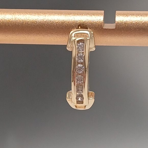 New 18k Goldplated Snap Back Hoop Huggies With and Clear CZ Earrings - Picture 2 of 7